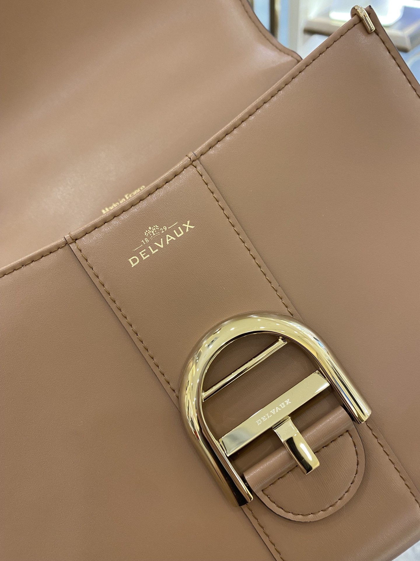 델보 브리앙 PM 박스백 브라운